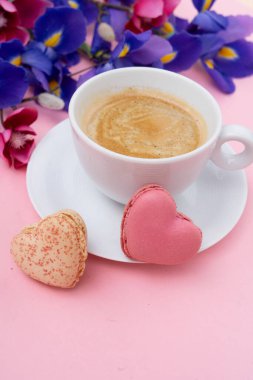 Anneler günü arka planında bir fincan kahveyle.