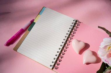 Sevgililer Günü arkaplanı pembe arkaplanlı ve gölgeli iki kalp.