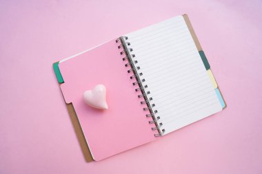 Sevgililer Günü arkaplanı pembe arkaplanlı ve gölgeli iki kalp.