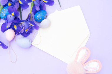 Renkli yumurtalar ve iris çiçekleriyle Paskalya sahnesi