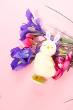 Komik tavşan kulakları, yumurta ve çiçeklerle süslenmiş Paskalya sahnesi