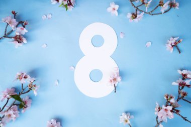 Badem çiçekleri mavi bahar arka planında, 8 Mart bayram arka planında, 8 Mart uluslararası kadınlar için çiçekler