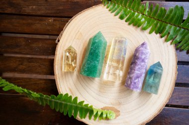 Gemstone mineralleri dikilitaş şeklinde. Büyücülük, bitkisel tıp ve iyileştirme, Reiki Kristal Ayini için Sihirli İyileştirme Kayası, cadılık, ruhsal esrarengiz uygulama.