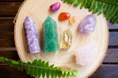 Gemstone mineralleri dikilitaş şeklinde. Büyücülük, bitkisel tıp ve iyileştirme, Reiki Kristal Ayini için Sihirli İyileştirme Kayası, cadılık, ruhsal esrarengiz uygulama.