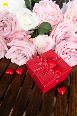 Çiçekli pembe gül buketi hediye kutusu, Sevgililer Günü arka planı