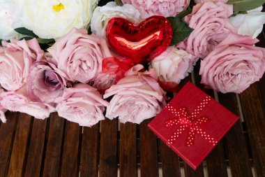 Çiçekli pembe gül buketi hediye kutusu, Sevgililer Günü arka planı