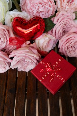 Çiçekli pembe gül buketi hediye kutusu, Sevgililer Günü arka planı