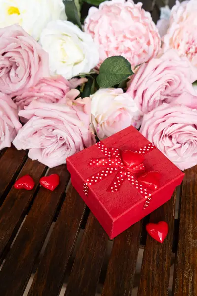Çiçekli pembe gül buketi hediye kutusu, Sevgililer Günü arka planı