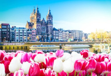 Cephe kanal üzerinden eski tarihi evlerin su, Amsterdam, Hollanda