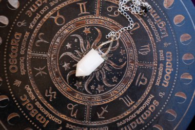 Gemstone mineralleri taş dikilitaşları. Büyücülük, bitkisel tıp ve iyileştirme, Reiki Kristal Ayini için Sihirli İyileştirme Kayası, cadılık, ruhsal esrarengiz uygulama