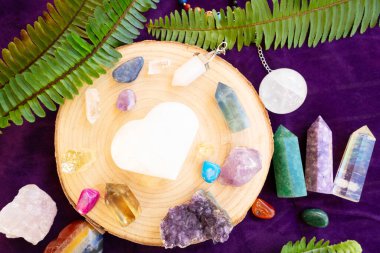 Gemstone mineralleri dikilitaş şeklinde. Büyücülük, bitkisel tıp ve iyileştirme, Reiki Kristal Ayini için Sihirli İyileştirme Kayası, cadılık, ruhsal esrarengiz uygulama.