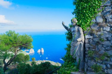 Güzel yaz lüks doğa ve Capri Adası, İtalya, retro tonda mimarisi