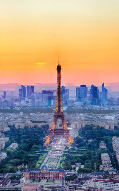 Paris Eyfel Kulesi yukarıdan ile Cityscape turuncu günbatımı güneş ışığı altında Fransa