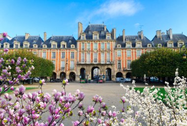 Bahar, Paris, Fransa, faous Place de Vosges görünümünü