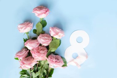 Mavi bahar arka planında gül çiçekleri, 8 Mart bayram arka planı, 8 Mart uluslararası kadınlar için çiçekler.