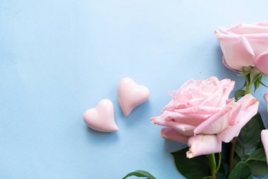 Çiçekli pembe gül buketi hediye kutusu, Sevgililer Günü arka planı