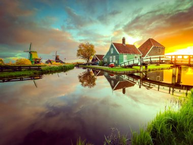 Kırsal Hollanda 'nın küçük tarihi kasabası Zaanse Schans' ın günbatımında ufuk çizgisi ilkbaharda Hollanda