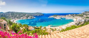 Ev çatıları olan Port Soller limanı manzarası, Mallorca yazın, geniş panorama