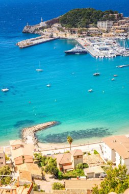 Port Soller 'in açık deniz manzarası Yazın Mallorca' da gemilerle