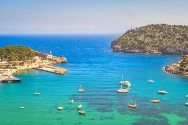 Port Soller deniz limanının açık deniz manzarası gemileriyle, Mallorca yazın, İspanya