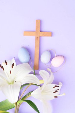 Boyanmış yumurtalarla ahşap haç, Hıristiyan Paskalyası konsepti