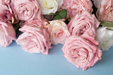 Çekici çerçeveler içeren sıcak ve hoş ev dekorasyonu mevsimlik tasarım için ideal.