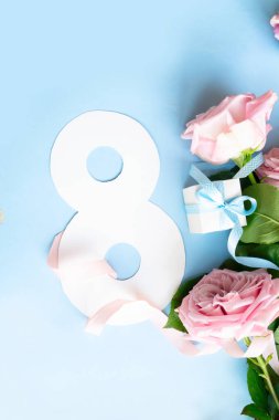 Mavi bahar arka planında gül çiçekleri, 8 Mart bayram arka planı, 8 Mart uluslararası kadınlar için çiçekler.