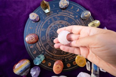 Gemstone mineralleri, astroloji masasının üzerindeki taşlar ve dikilitaşları. Büyücülük, bitkisel tıp ve iyileştirme, Reiki Kristal Ayini için Sihirli İyileştirme Kayası, cadılık, ruhsal esrarengiz uygulama
