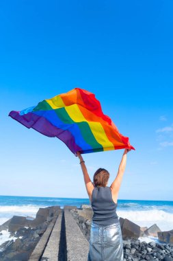 Gay Onur Yürüyüşü, lgbt bayrağı tutan kadın