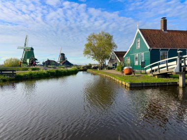 Kırsal Hollanda 'nın küçük tarihi kasabası Zaanse Schans' ın günbatımında ufuk çizgisi ilkbaharda Hollanda