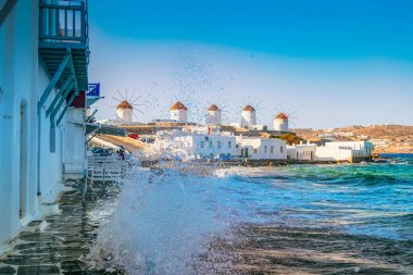 Mykonos adasının ünlü yel değirmenleri Yunanistan 'ın Mykonos adasında deniz burnu üzerindedir.