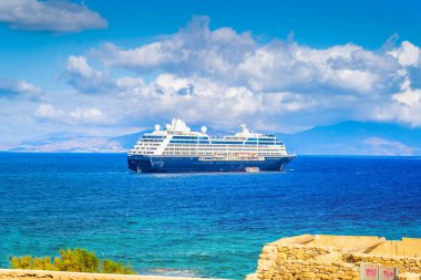 Mykonos Adası 'ndaki sahil kafe yolcu gemisi, Yunanistan' ın Mykonos kentinde yaz tatili