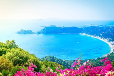 Korfu 'nun popüler plajları. Yunanistan 'ın Korfu adasındaki Agios Georgios Pagon plajında inanılmaz manzara