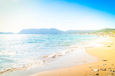 Korfu 'nun popüler plajları. Yunanistan 'ın Korfu adasındaki Agios Georgios Pagon plajında plaj