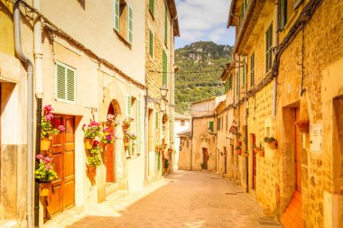 İspanya 'nın eski Valdemossa şehrinde bir sokak.