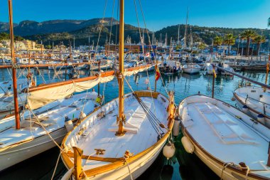 Yatı olan Port Soller limanı manzarası, Mallorca adasında yaz tatili.