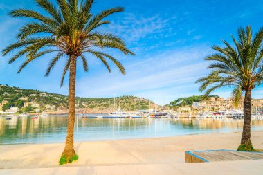 Port Soller plajı manzarası Palmas, Mallorca yazın