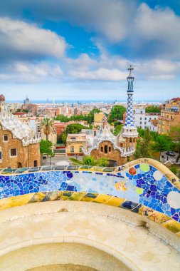 Barselona şehir manzarası güneşli bir yaz günü mavi gökyüzü altında bulutlar, seyahat yerleri ve tatil konseptiyle. Barselona İspanya Parkı.