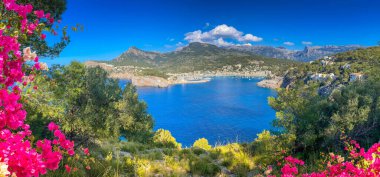 Yukarıdan Port Soller limanı manzarası, yazın Mallorca, İspanya
