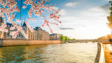 La Consiergerie - eski kraliyet konutu, Pont Neuf ve Seine nehri arasında güneşli yaz günbatımında, Paris, Fransa