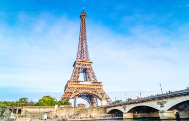 Eyfel Kulesi ve Pont diena mavi Dusk, Paris Fransa