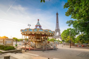 Paris Eyfel Kulesi ve Trocadero Bahçeleri 'ndeki patika Paris, Fransa' da gün doğumunda. Web pankartı biçimi. Eyfel Kulesi, Paris 'in en ikonik simgelerinden biridir..