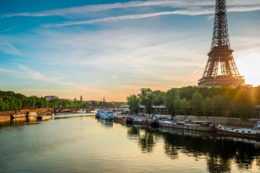 Paris Eyfel Kulesi, Paris, Fransa 'da gün doğumunda Seine Nehri ile birlikte. Eyfel Kulesi, Paris 'in en ikonik simgelerinden biridir..