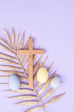 Boyanmış yumurtalarla ahşap haç, Hıristiyan Paskalyası konsepti