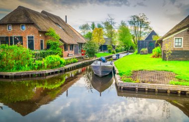 Hollanda 'nın kırsal kesiminde geleneksel küçük bir kasaba olan Giethoorn, Hollanda kanalları var.