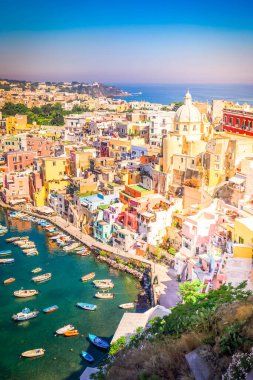 Procida Adası liman manzaralı renkli bir kasaba, İtalya