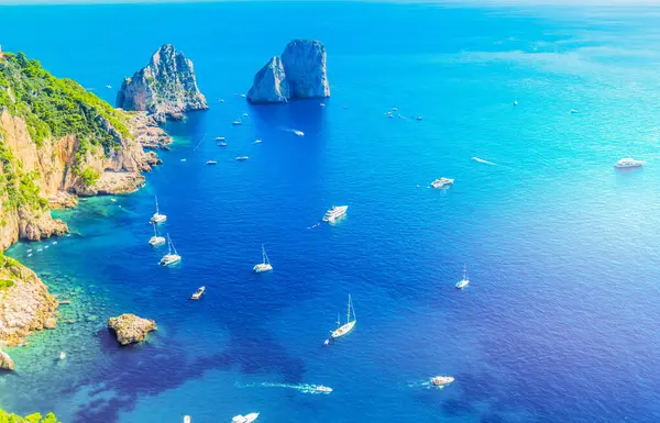 Ünlü Faraglioni Kayalıkları ve Capri Adası coast, İtalya, tonda retro