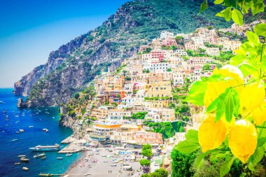 Yazın Positano şehri manzarası - İtalya 'da eski bir İtalyan tatil köyü