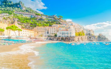 Amalfi eski şehir ve yaz plajı Şemsiyeli, İtalya