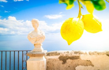 Ravello köyü parkı. İtalya 'nın Amalfi sahillerinde antik heykeller var.